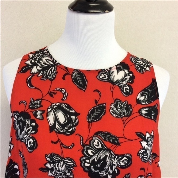 Vince Camuto red sleeveless asymmetrical hem top - Picture 4 of 8